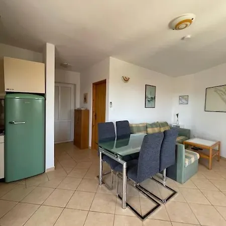 Modern, Sunny Beachside Apartment With Balcony 公寓
