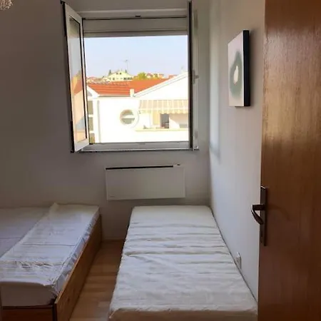 Modern, Sunny Beachside Apartment With Balcony 公寓 *