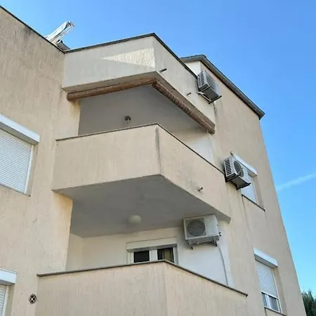 Modern, Sunny Beachside Apartment With Balcony 公寓