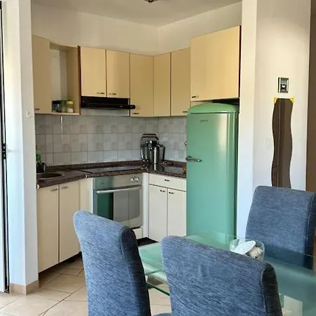 Modern, Sunny Beachside Apartment With Balcony *