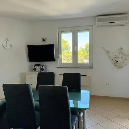 Apartment Modern, Sunny Beachside With Balcony Pakostane