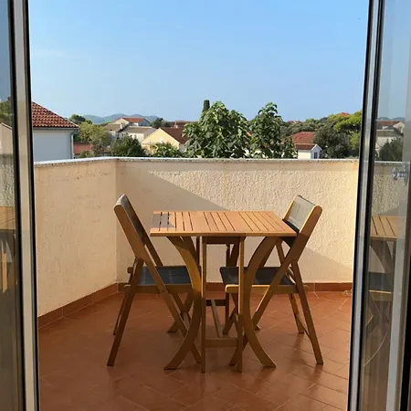 Apartment Modern, Sunny Beachside With Balcony *