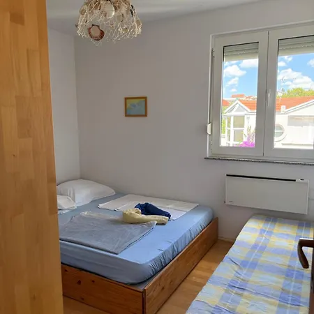 Apartment Modern, Sunny Beachside With Balcony